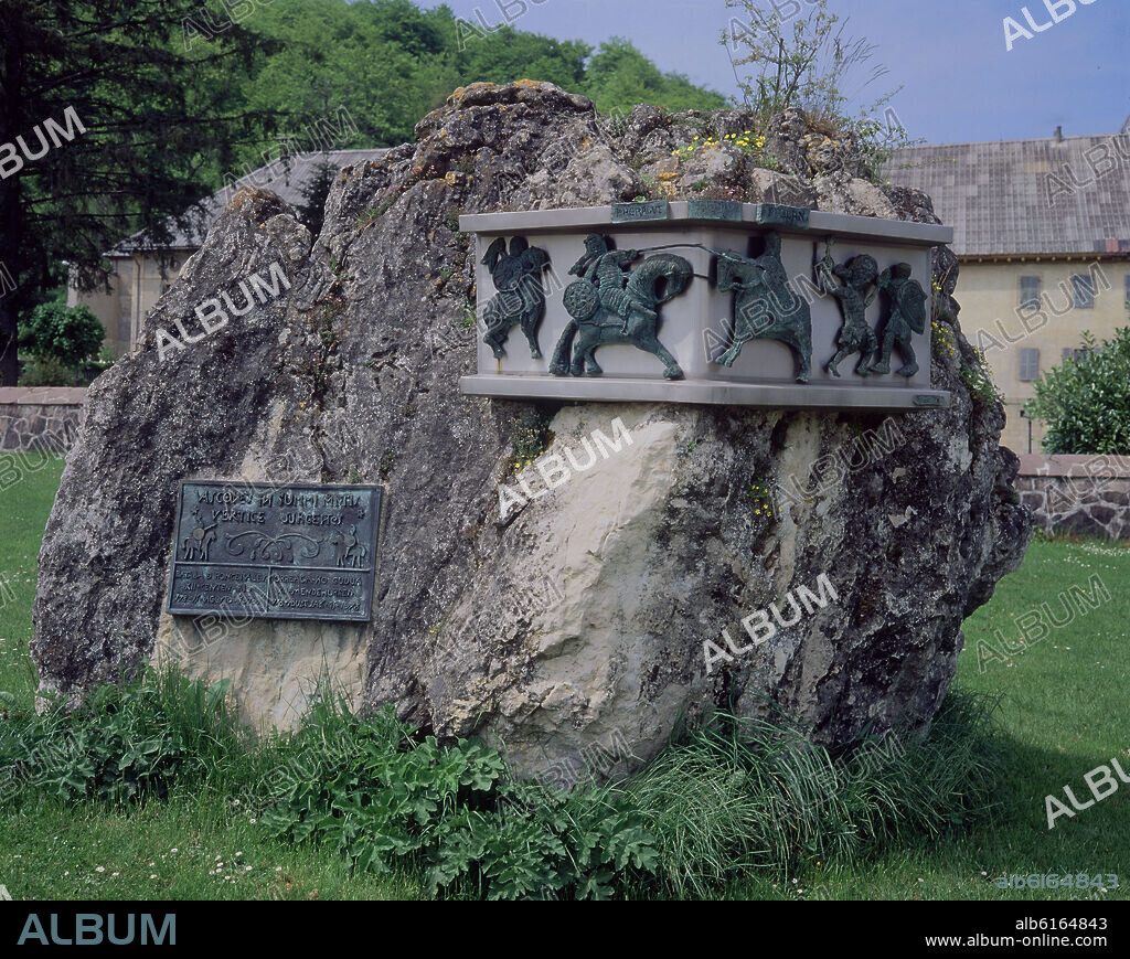 MONUMENTO A LA BATALLA DE RONCESVALLES - LUCHA ENTRE ROLDAN Y EL GIGANTE MUSULMAN FERRAGUT - MONILITO CONMEMORATIVO A LA VICTORIA DE LOS VASCONES.