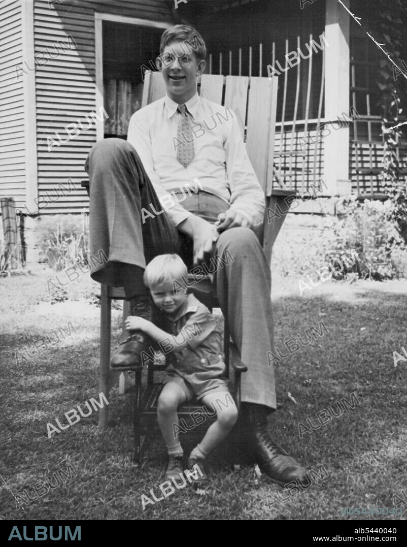 Big Bob And His Little Brother. This Exclusive picture show Robert Wadlow, 18 year old Giant who is still growing sprawled in his specially built chair while his little brother, Harold Wadlow Jr. Plays at his feet. July 27, 1936. (Photo by Associated Press Photo).