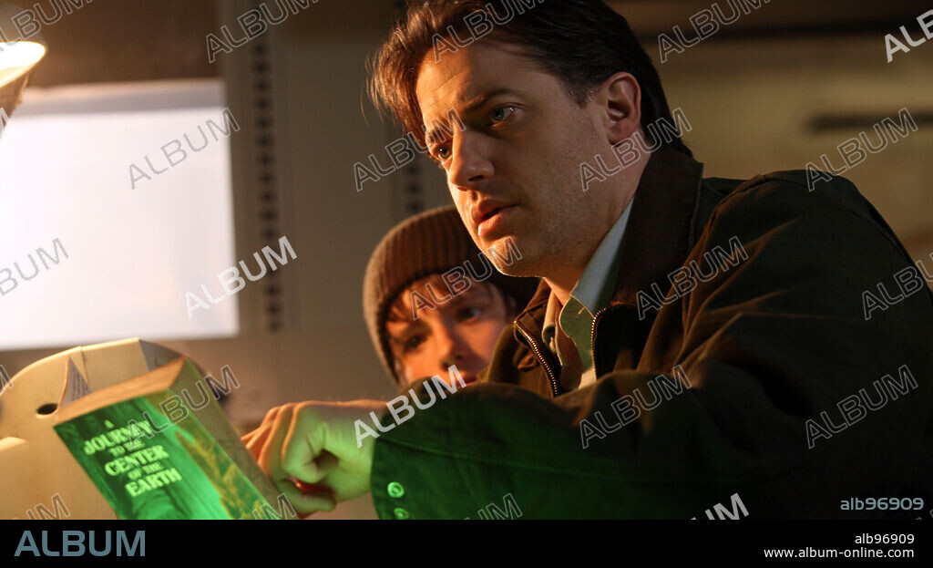 BRENDAN FRASER y JOSH HUTCHERSON en VIAJE AL CENTRO DE LA TIERRA, 2008 (JOURNEY TO THE CENTER OF THE EARTH), dirigida por ERIC BREVIG. Copyright WALDEN MEDIA/NEW LINE CINEMA / RAYMOND, SEBASTIEN.