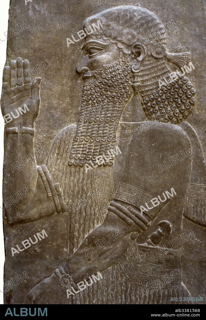 Arte Mesopotámico-Asirio. Noble o miembro de la guardia real. Relieve que procede del Palacio de Sargon II en Korsabad (siglo VIII a. C.). Museo del Louvre. París. Francia.
