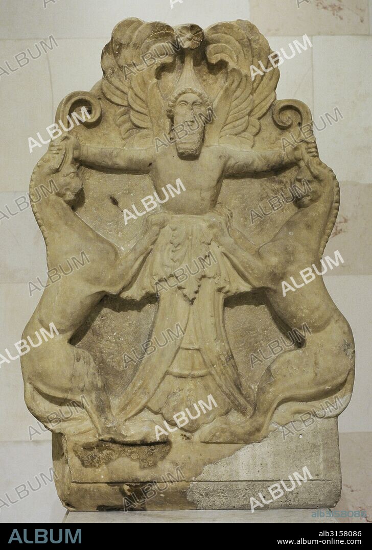 Arte griego. Acrotera decorada con relieve. Arimaspo, habitante de una tribu mitológica de la periferia norte del mundo antiguo, enfrentado con dos grifos. Mármol. Siglo III a. C. Museo del Hermitage (The State Hermitage Museum). San Petersburgo. Rusia.