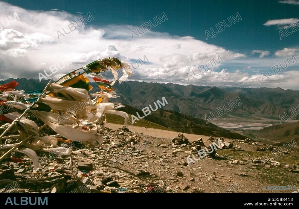 Kamba-la Pass (Tibet; Höhe 4794 m). Gebetsfahnen auf dem Kamba-la Pass. Foto, 2002.