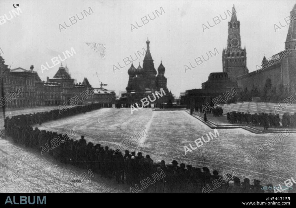 Queue To See Stalin's Body A Long Line Of People Queue On Moscow's Red Square As They Wait To Pass Through The Red Granite Mausoleum (Oblong Tiered Building To Right of Building In Centre) In Which The Bodies Of Lenin And Stalin ***** Embalmed. The Mausoleum Was Opened To The Public On November 17 For The First Time Since Stalin's Death. To The Right Of the Mausoleum Are The Walls Of The Kremlin. The Clock Tower Behind The Mausoleum Is The Spassky Gate Tower. January 06, 1954. (Photo by Associated Press Photo).