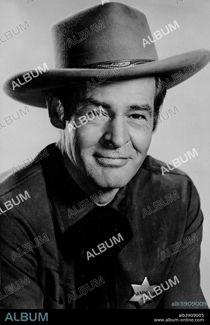 ROBERT RYAN en TIERRA DE VIOLENCIA, 1956 (THE PROUD ONES), dirigida por ROBERT D. WEBB. Copyright 20TH CENTURY FOX.