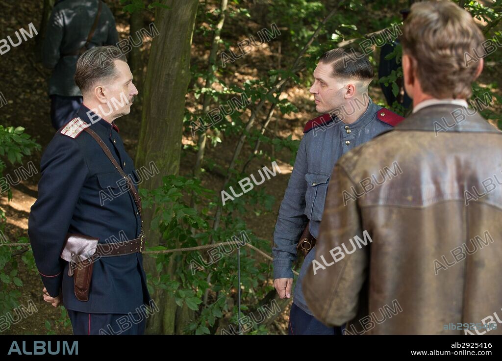 GARY OLDMAN and TOM HARDY in CHILD 44, 2015, directed by DANIEL ESPINOSA. Copyright SUMMIT ENTERTAINMENT.