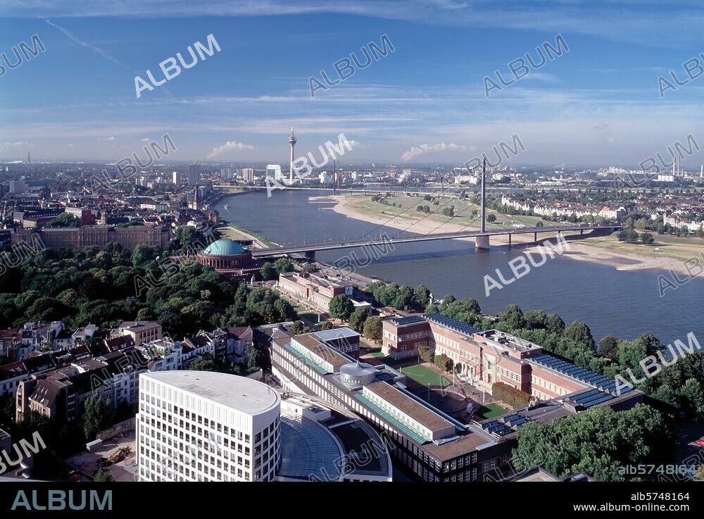 Düsseldorf / Blick vom Dach des Victoria-Hochhauses © Florian Monheim 6 × 9 cm.