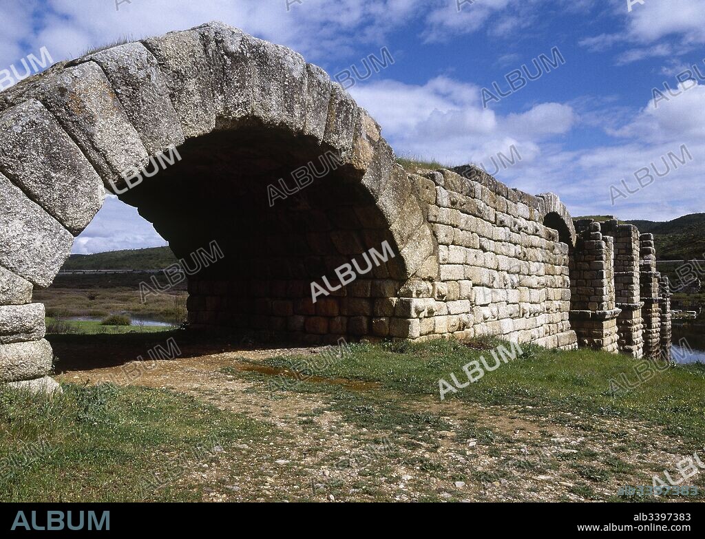 Puente de Alconétar. Obra atribuida a Apodoloro de Damasco, arquitecto del emperador Trajano (finales del siglo I). Puente romano sobre el río Tajo que tuvo unos 300 metros de longitud. Subsisten cuatro arcos y elementos de la fortaleza que defendía su acceso. Garrovillas de Alconétar. Provincia de Cáceres. Extremadura. España.