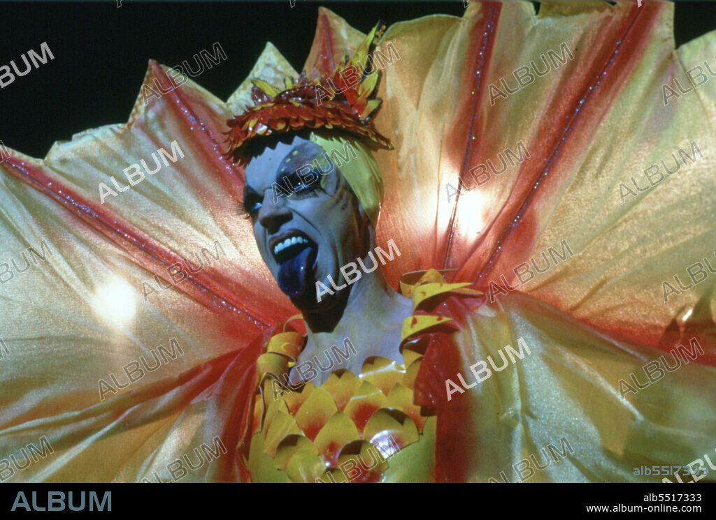 HUGO WEAVING in ADVENTURES OF PRISCILLA, QUEEN OF THE DESERT, THE, 1994, directed by STEPHAN ELLIOTT. Copyright POLYGRAM.