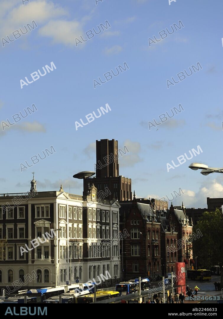HOLANDA. UTRECHT. Antigua sede de la Sociedad Nacional 'De Inktpot' en Utrech. El edificio de ladrillo más grande de los Países Bajos (el "OVNI" adornan su fachada se debe a un programa de arte en el año 2000). El edificio es utilizado actualmente por ProRail.