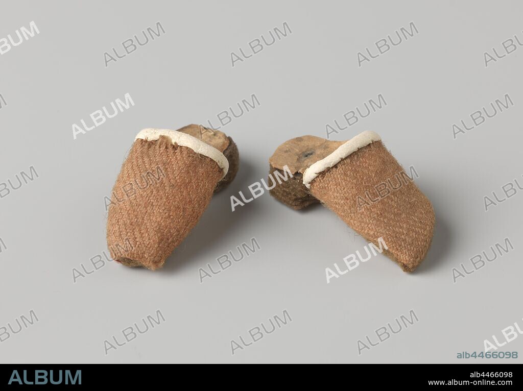 Pair of mules, red, A pair of mules consisting of a red nose of roughened woolen cloth on the instep lined with white leather (?), sole and heel made of layers of brown cloth and covered with paper on top., anonymous, Amsterdam (possibly), c. 1740 - c. 1760, wool, leather, paper, l 4.1 cm × w 2 cm × h 1.9 cm.