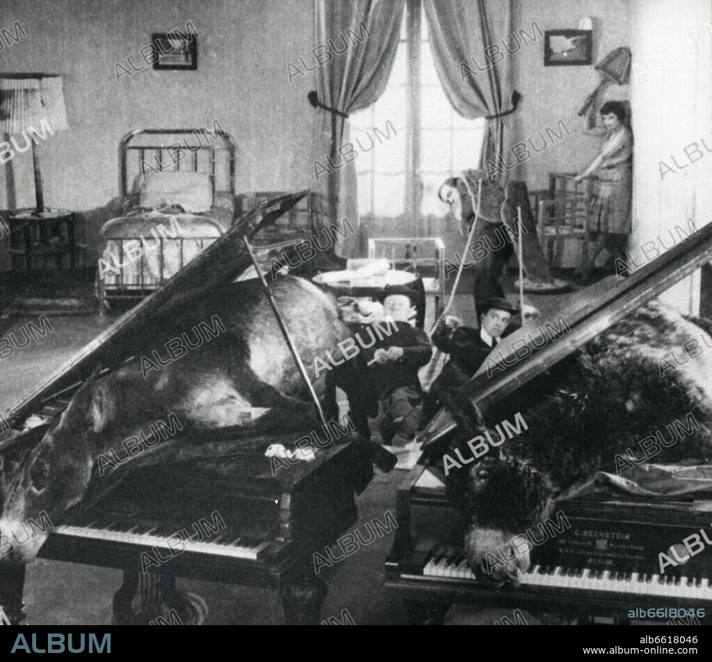 LUIS BUÑUEL. FOTOGRAMA DE LA PELICULA UN PERRO ANDALUZ - 1929.