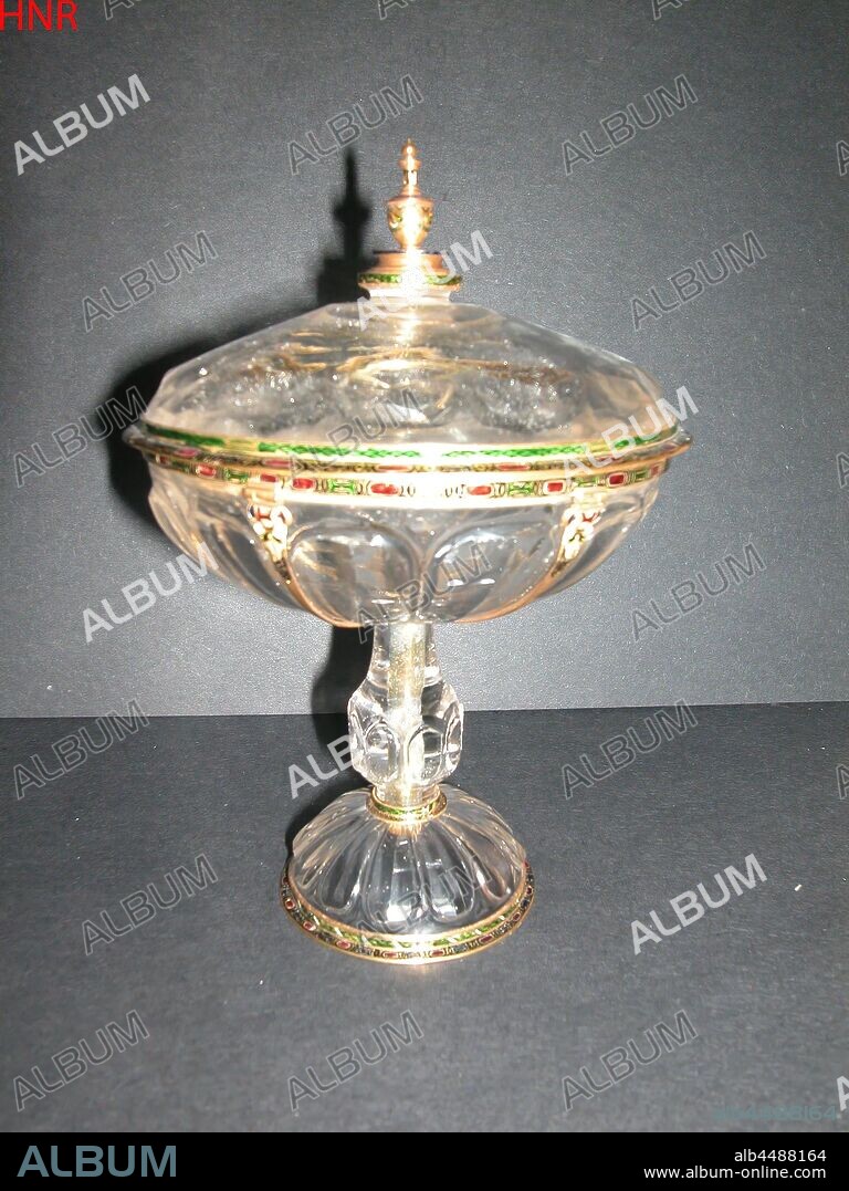 Lidded dish Dish with lid, Coupe with lid on base, of rock crystal in a golden frame with translucent enamel. The foot and the barrel are lobed. Vertical gold bands connect the lip and bottom edge. At the bottom of the barrel in translucent enamel a pelican with young, ornaments, art, anonymous, Freiburg, c. 1600, montuur, h 19.6 cm × d 13.7 cm d 7.3 cm.