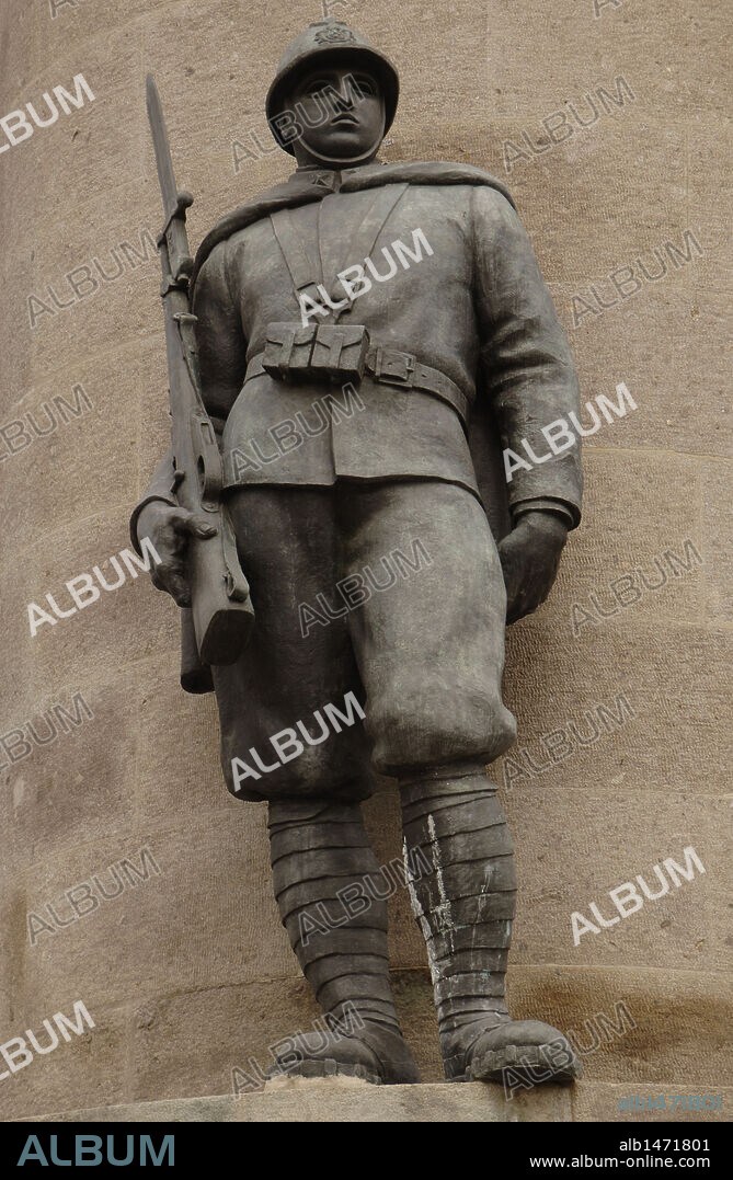 HISTORIA DE ITALIA. FASCISMO. Detalle de un MONUMENTO fascista de la época de Mussolini en el Barrio de Nomentano. Roma. Italia.
