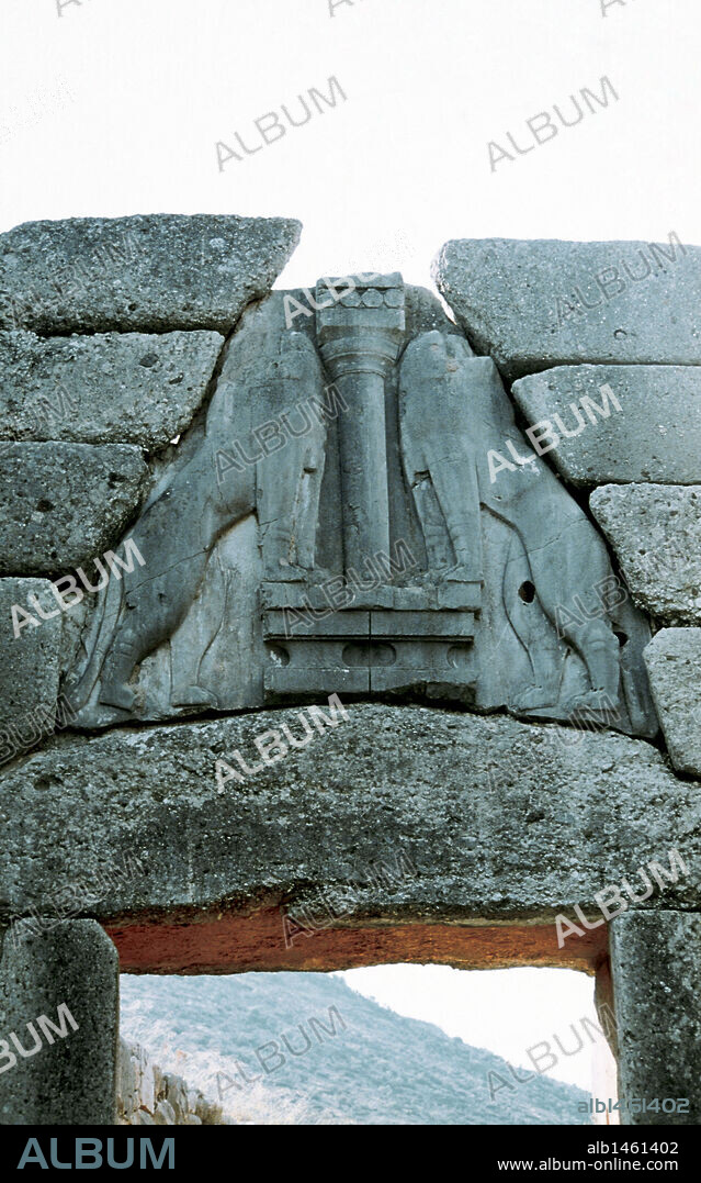 ARTE MICENICO. GRECIA. PUERTA DE LOS LEONES. Detalle del ARQUITRABE y el RELIEVE donde se representa a dos leones dispuestos a ambos lados de una columna elevada sobre banquetas, símbolo de un dios micénico. Fechada hacia el 1250 aC. Micenas (Patrimonio de la Humanidad) .