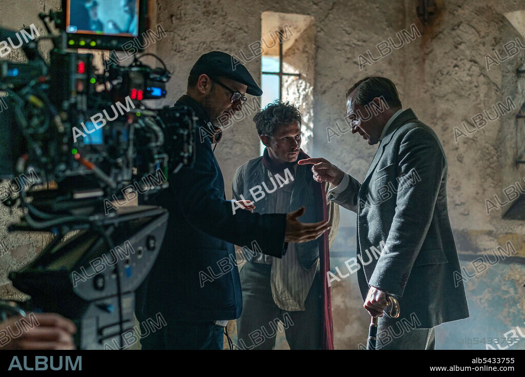 MATTHEW VAUGHN and RALPH FIENNES in THE KING'S MAN, 2020, directed by MATTHEW VAUGHN. Copyright 20TH CENTURY FOX.