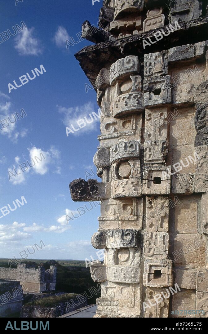 PIRAMIDE ADIVINO-TEMPLO IV-MASCARONES DE CHAAC Y CELOSIAS.