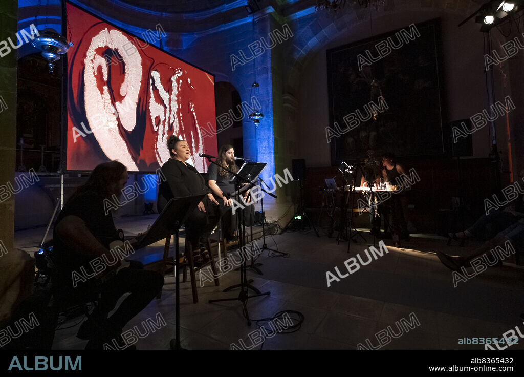 LLAVORS DE FONOLL, Natàlia Tascón (veu i cançó), Carles Seguí (guitarres) i. Miquel Àngel Adrover (veu i glosa) Consolació, Sant Joan, Mallorca.