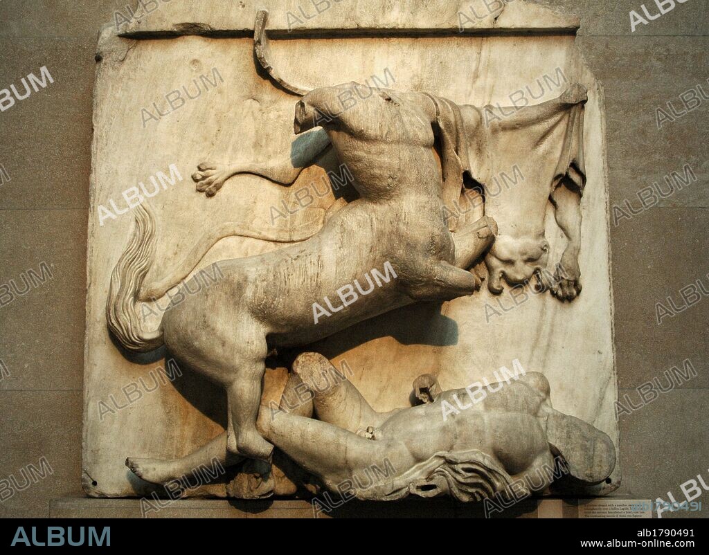 ARTE GRIEGO. METOPA DEL LADO SUR DEL PARTENON (s. V a. C.). UN CENTAURO SOSTENIENDO EN SU BRAZO LA PIEL DE UNA PANTERA SE LEVANTA TRIUNFANTE SOBRE UN LAPITA DERROTADO. Metopa XXVIII. Procede de la Acrópolis de Atenas. Museo Británico. Londres. Inglaterra. Reino Unido.