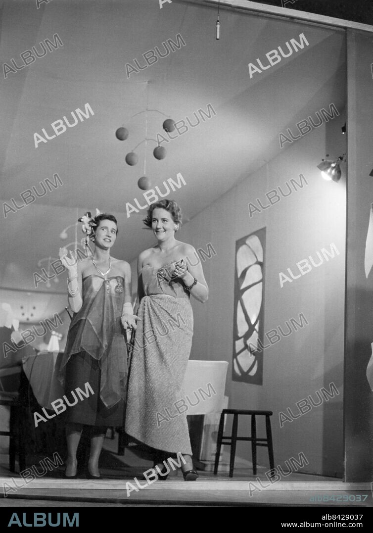 ARKIV 19541029.. Barbro Svinhufvud, radio- och TV-kvinna, och Dagmar Löfgren, under genrepet av Televisionspremiären.. Foto: Ulf Stråhle / SVT / Kod: 5600. RiR 11244. Mapp: SR Gamla fotografier Radio övrigt diverse 181.
