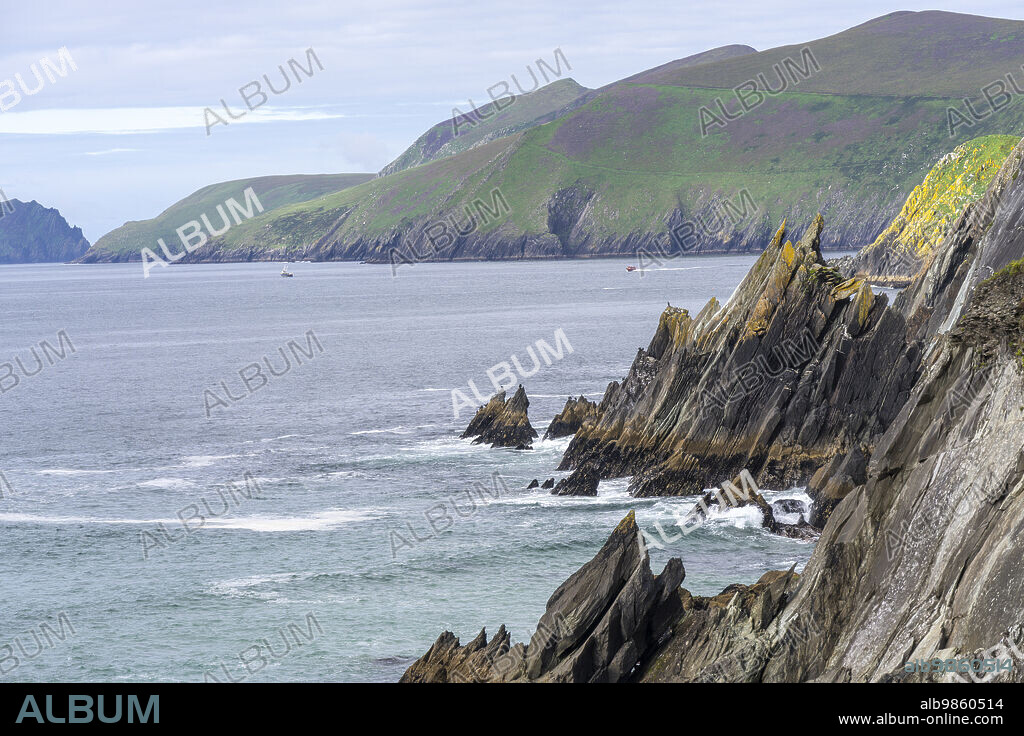 Coumeenoole Beach and Blasket islands, The Slea Head Drive - Slí Cheann Sléibhe, Dingle Peninsula, County Kerry, United Kingdom.