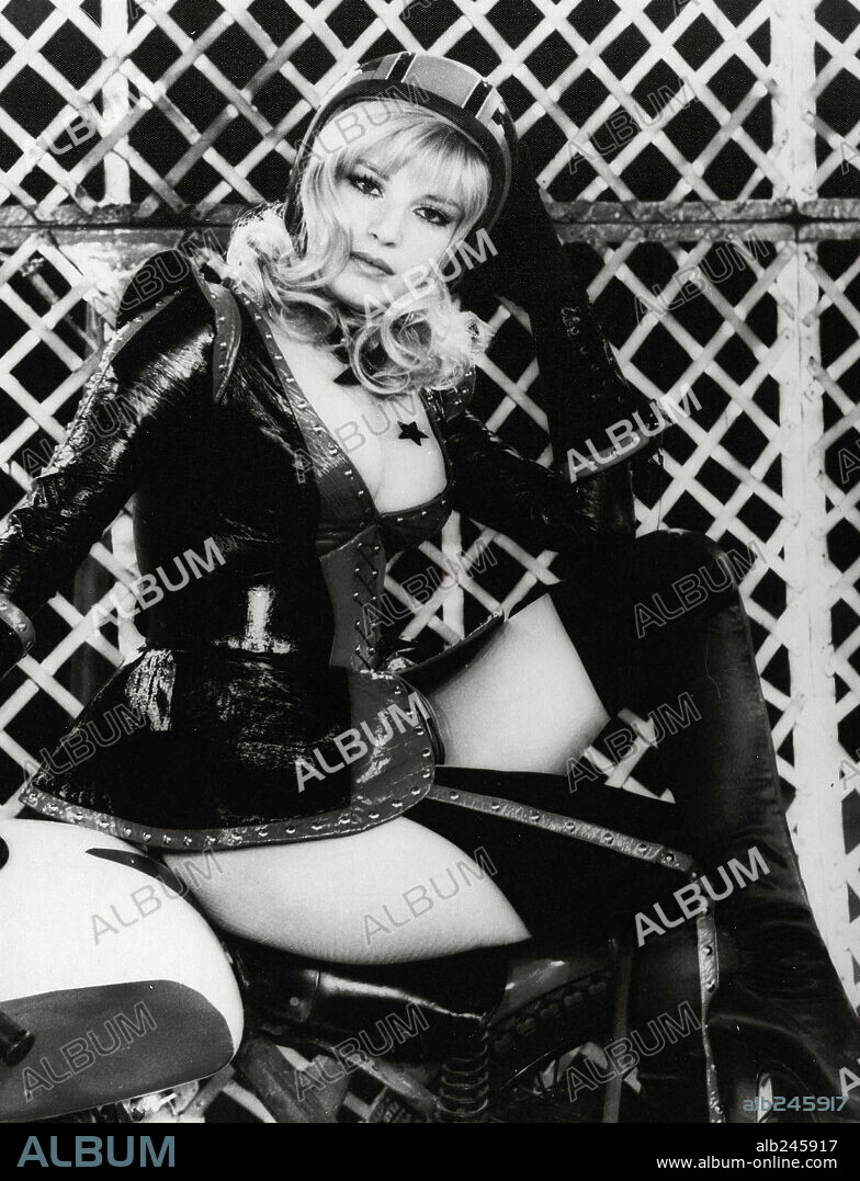 MONICA VITTI in THAT'S HOW WE WOMEN ARE, 1971 (NOI DONNE SIAMO FATTE COSI), directed by DINO RISI. Copyright INTERNATIONAL APOLLO FILMS.