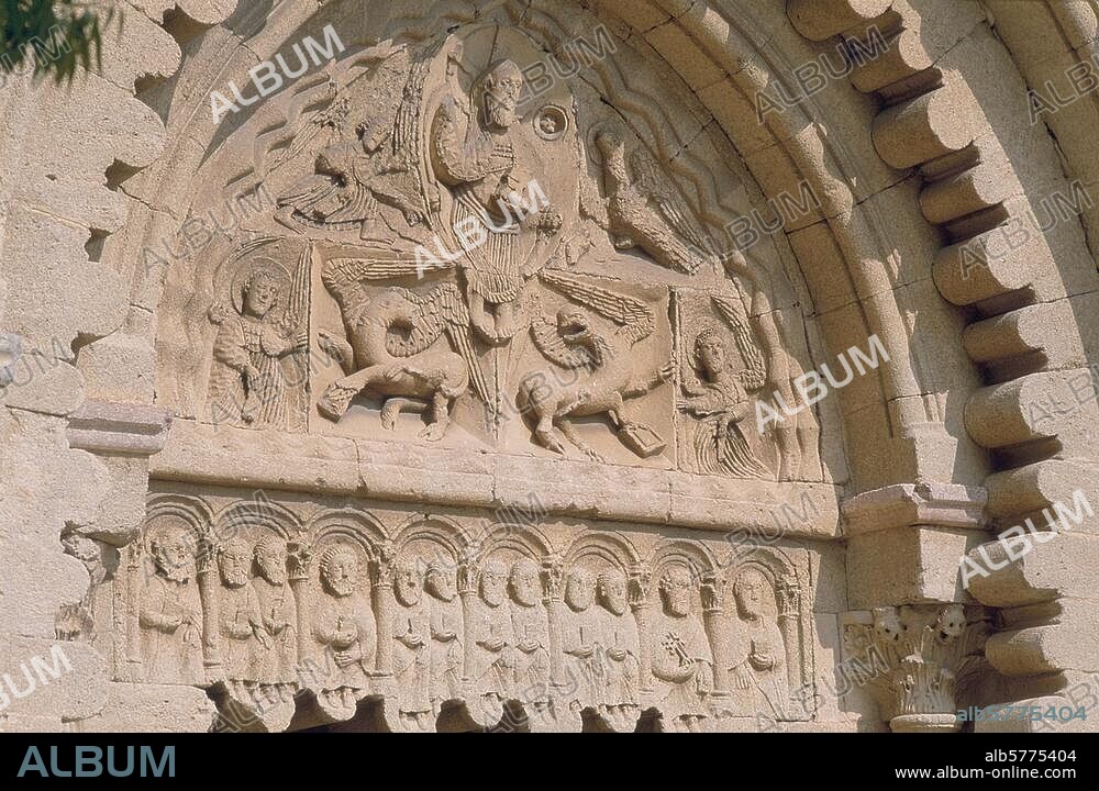 Ganagobie (Frankreich, Dép. Alpes-de-Haute-Provence), Abtei - Abbaye Notre-Dame. (12. Jahrhundert), Abteikirche. - Tympanon des Westportals: Christus in der Mandorla, umgeben von den Evangelistensymbolen; Türsturz mit Darstellungen der 12 Apostel. Foto.