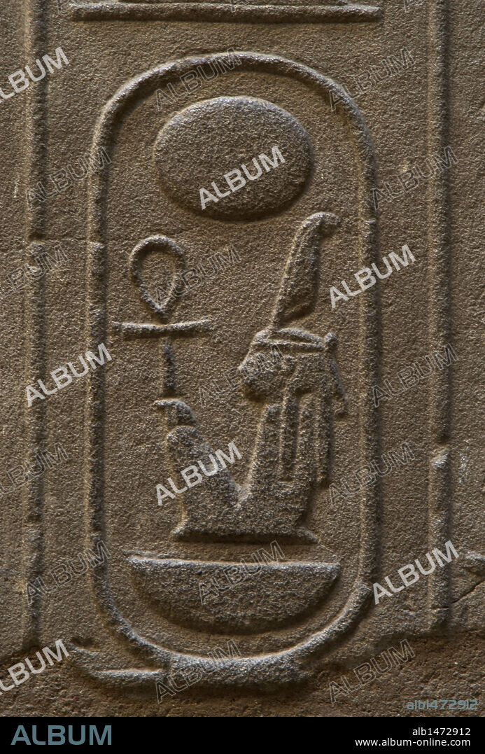 ARTE EGIPCIO. EGIPTO. Detalle de la representación de MAAT, diosa de la sabiduría, la justicia y la verdad. Aparece siempre en la balanza del juicio, para equilibrar el peso de las almas. PROTOCOLO o ANILLO REAL de NEBMAATRA o AMENHOTEP III, faraón de la XVIII DINASTIA. IMPERIO NUEVO. TEMPLO DE LUXOR.
