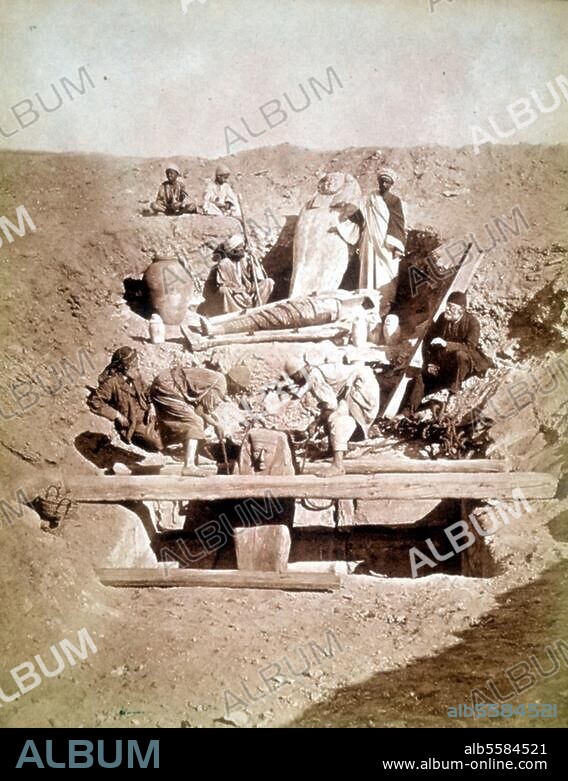 Mariette, Auguste Edouard; franz. Ägyptologe; Boulogne-sur-Mer 11.2.1821 - Bulak / Kairo 18.1.1881. Auguste Mariette bei Ausgrabungsarbeiten in Ägypten. Photographie, o. O., um 1878 (Delie et Bechard). Paris, Collection Bernard Garrett.