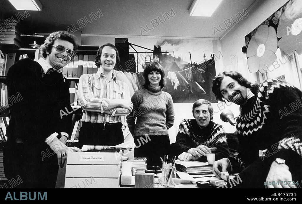 1973.. Not.TV 2:s miljöredaktion Fr.v. Tom Lundgren, Ingemar Bygdestam, Noomi Liljefors, Jan-Hugo Norman och Dick Idestam-Almquist TV div Anm. Producenter Fotografer Reportrar Journalister Arbetsrum Stickade tröjor Publ. i RiR 8/73 27/87 Publ. i Etermediernas bok Spegla, granska, tolka sid.243 CD155 persons: Ingemar Bygdestam ;Noomi Liljefors ;Jan-Hugo Norman ;Dick Idestam-Almquist sites: SVERIGE.