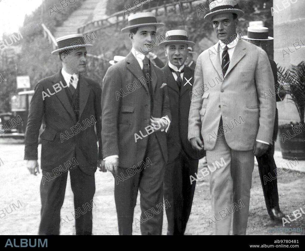 September 1920. Saint Sebastian. Employer Propaganda. Mr. Felix Graupera (X) and his propaganda companions Mr. Tomas Benet and Mr. Francisco Benet when going to the rally held in Igueldo.