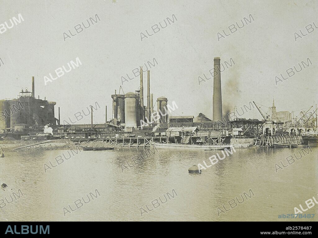 Fábrica principios siglo XX, ciudad francesa? Junto a un río.