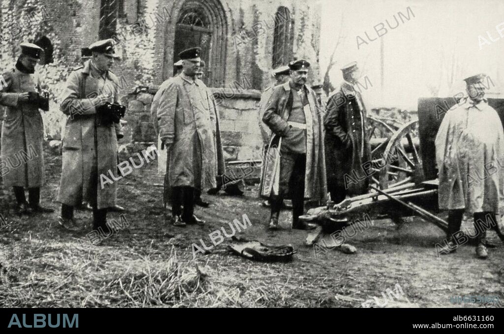 Erster Weltkrieg / Ostfront / Schlacht bei Tannenberg (Masuren, Ostpreußen), 26. bis 30. August 1914.-Generalfeldmarschall Paul von Hindenburg (3.v.re.) und sein Stabschef Erich Ludendorff (links von ihm) nach der Schlacht.-Foto.