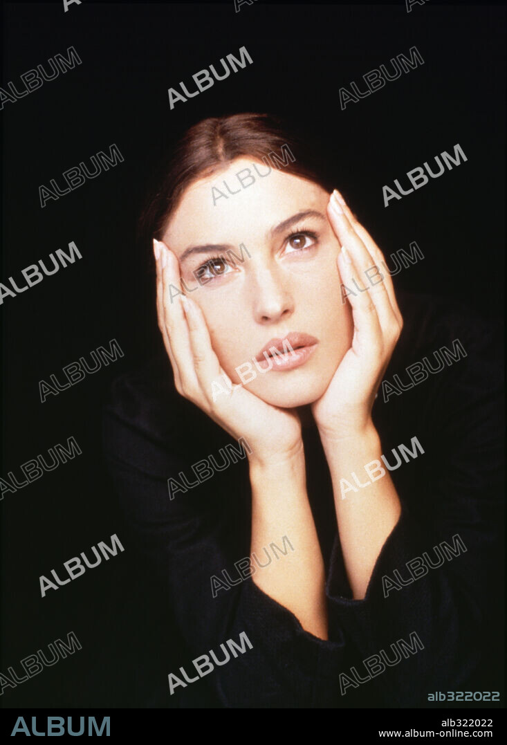 MONICA BELLUCCI in THOSE WHO LOVE, 1998 (A LOS QUE AMAN), directed by ISABEL COIXET. Copyright SOGETEL.