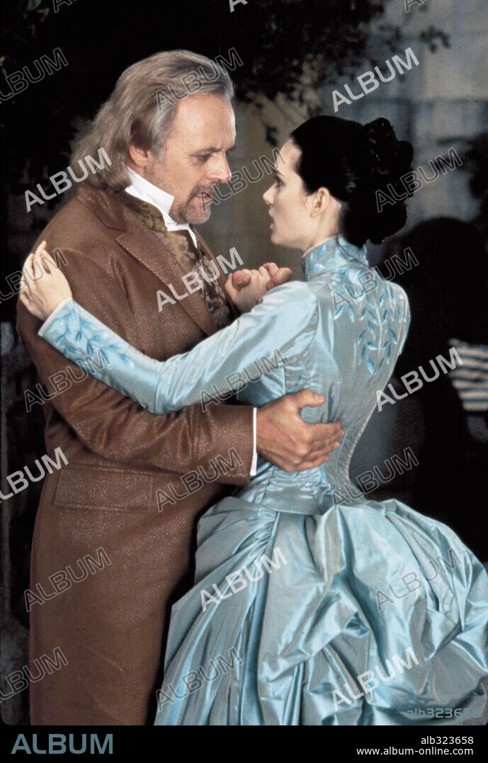 ANTHONY HOPKINS and WINONA RYDER in DRACULA, 1992, directed by FRANCIS FORD COPPOLA. Copyright COLUMBIA PICTURES / NELSON, RALPH.