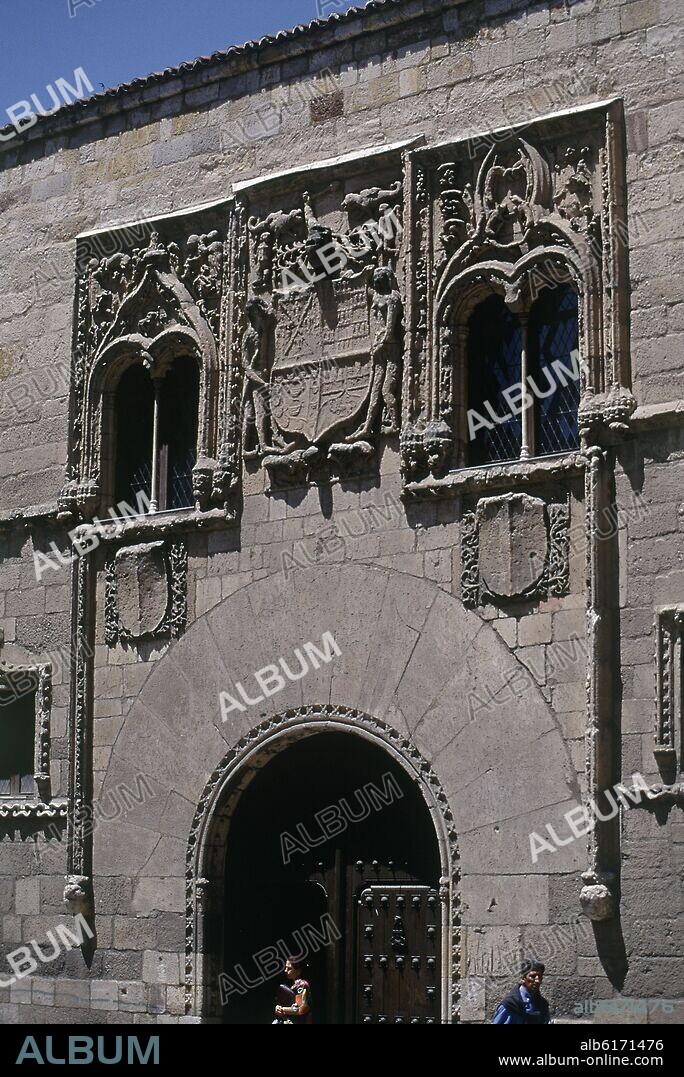 PORTADA DEL PALACIO DE LOS MOMOS - S XVI - GOTICO FLORIDO.