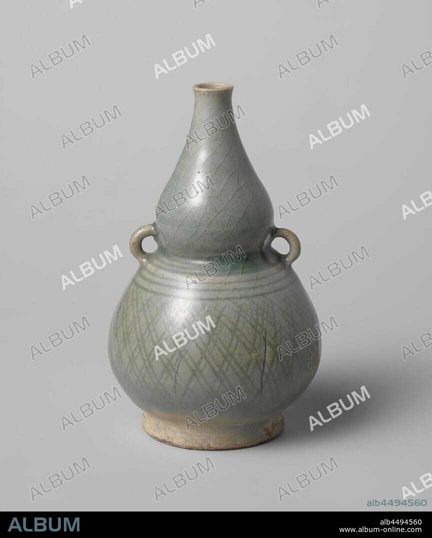Double gourd-shaped vase with two handles, Calabash-shaped vase of stoneware, covered with a green glaze. The lower part with engraved shading and three horizontal lines. Two small, semicircular ears from the lower part to the upper. Celadon., anonymous, Thailand, c. 1200 - c. 1399, stoneware, glaze, vitrification, h 14.7 cm d 1.7 cm d 9.2 cm d 6 cm.