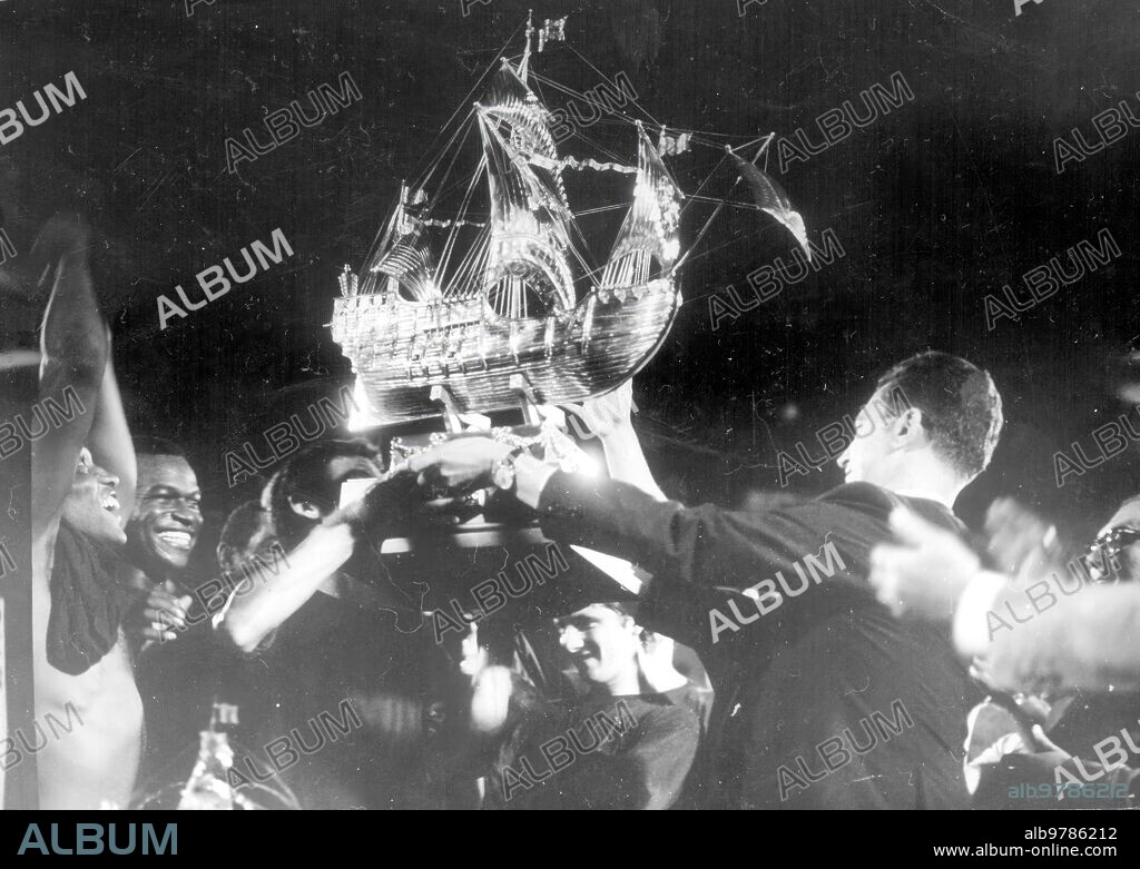 El alcalde de Huelva en 1969, Federico Molina, en la entrega al sao Paulo de la carabela de Plata, que Conquistó al vencer en la final de dicho año al real Madrid.