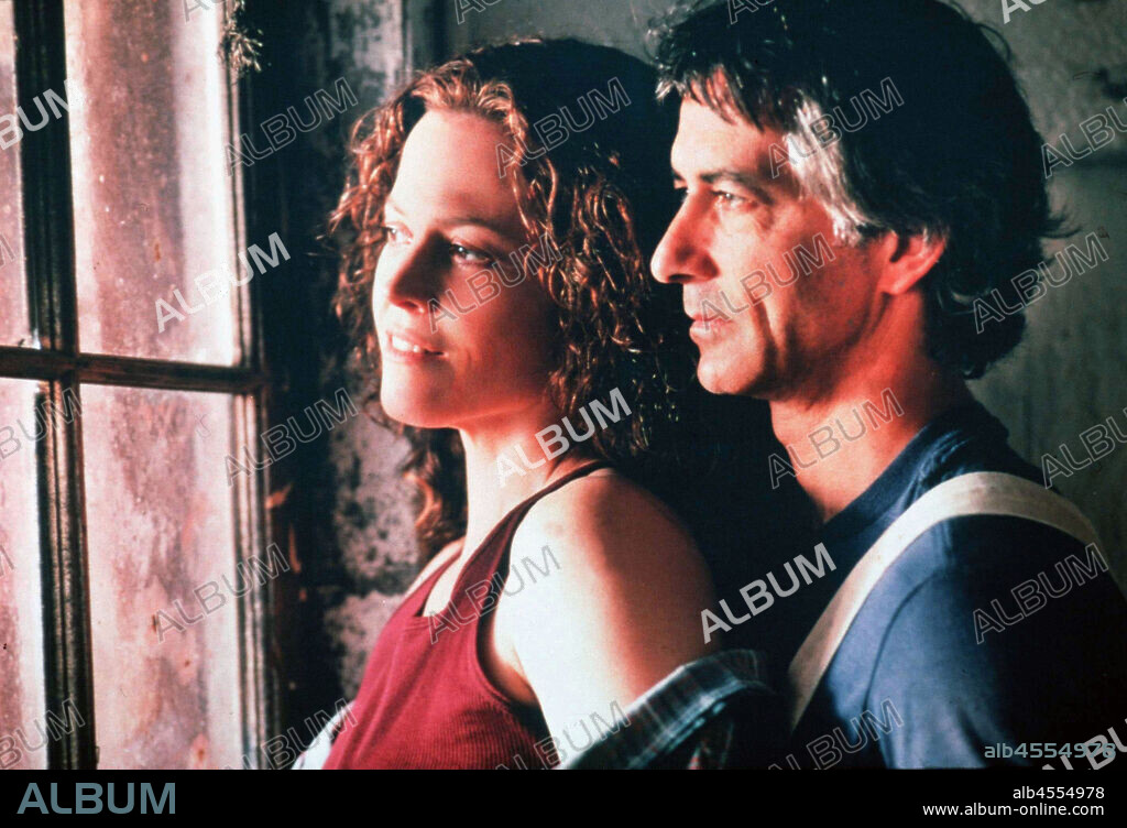 DAVID STRATHAIRN und SIGOURNEY WEAVER in UNSCHULDIG VERFOLGT, 1999 (A MAP OF THE WORLD), unter der Regie von SCOTT ELLIOT. Copyright FIRST LOOK.