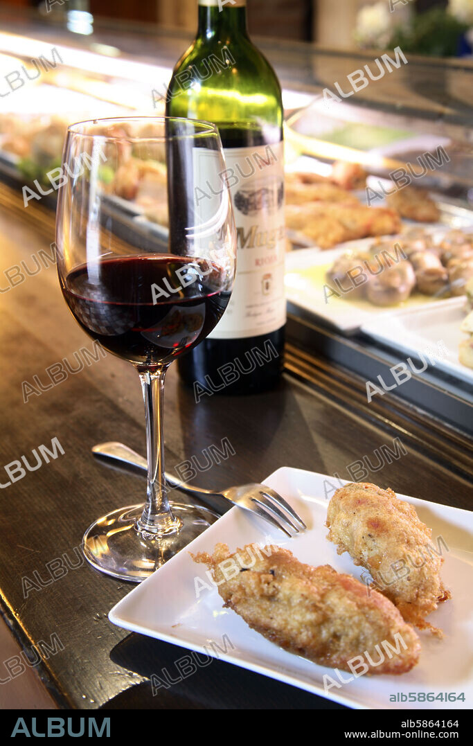 Haro; bar "Las Cañas" en el barrio de la Herradura; tapas de pimientos rellenos y copa de vino riojano.