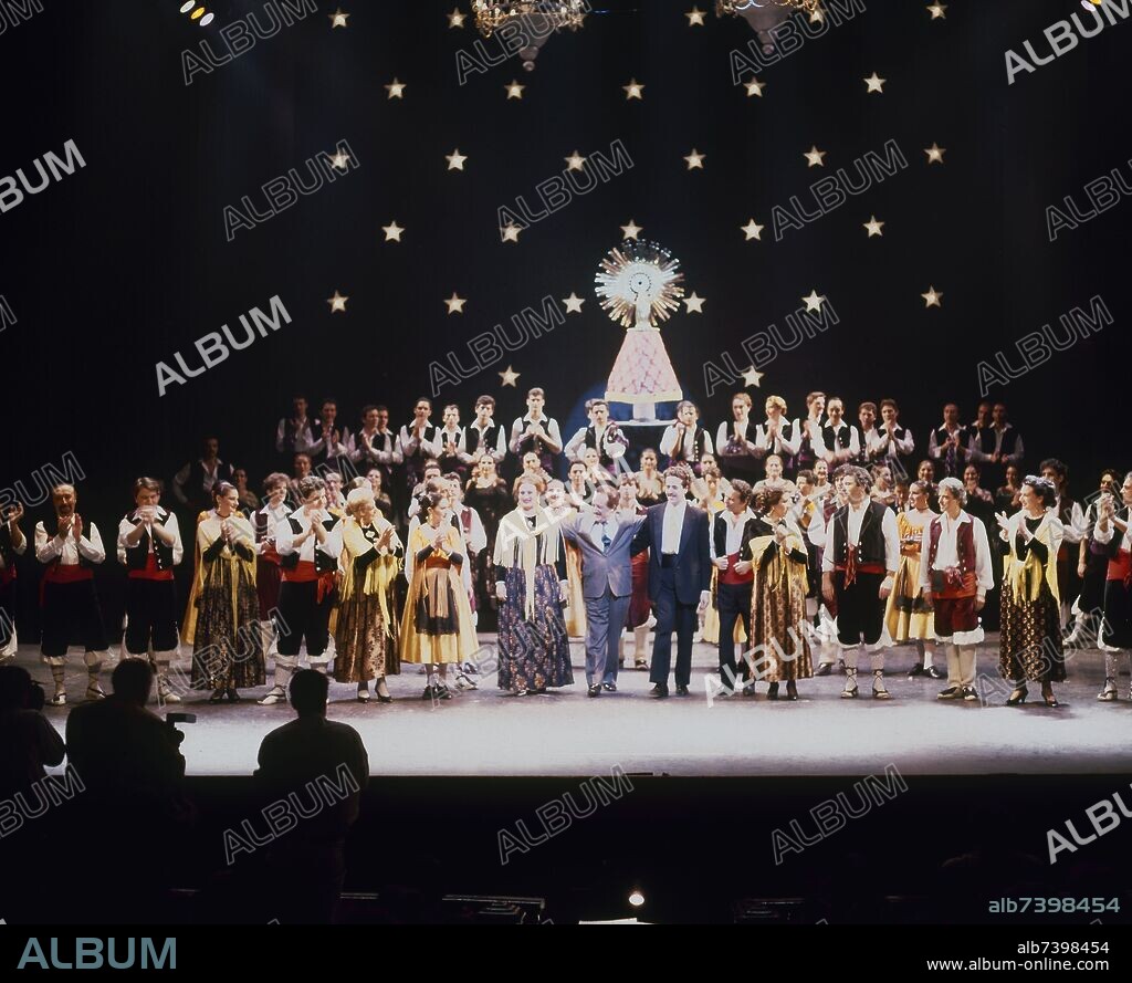JOSE TAMAYO. SALUDO DESPEDIDA DE LA COMPAÑIA DE TEATRO AL FINAL DE LA OPERA LA DOLORES, OPERA DE TOMAS BRETON.