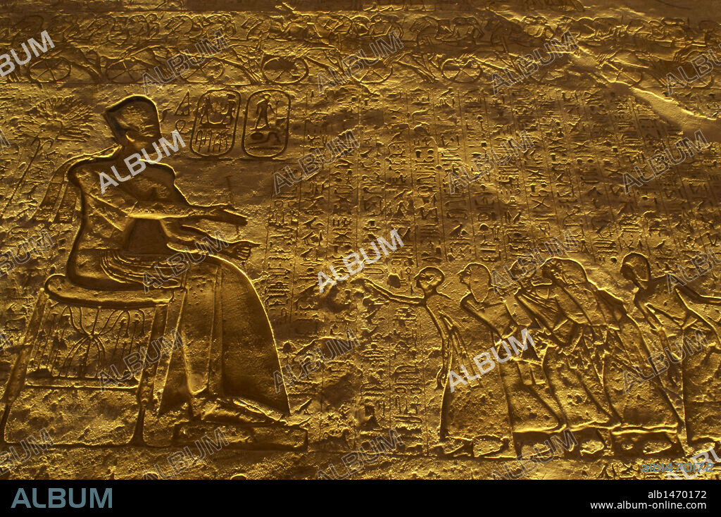 ARTE EGIPCIO. TEMPLO MAYOR DE RAMSES II. Dinastía XIX. Imperio Nuevo. Relieves del interior del templo, con la representación de Ramses II sentado en el trono. ABU SIMBEL. Egipto. Norte de Africa.