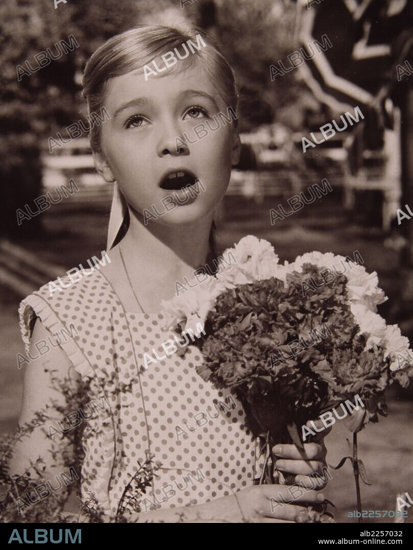 PELICULA : UN RAYO DE LUZ , 1960. DIRECTOR , LUIS LUCIA. ACTORES , MARISOL. MARISOL. PEPA FLORES. ACTRIZ Y CANTANTE ESPAÑOLA . MALAGA 1948 -.
