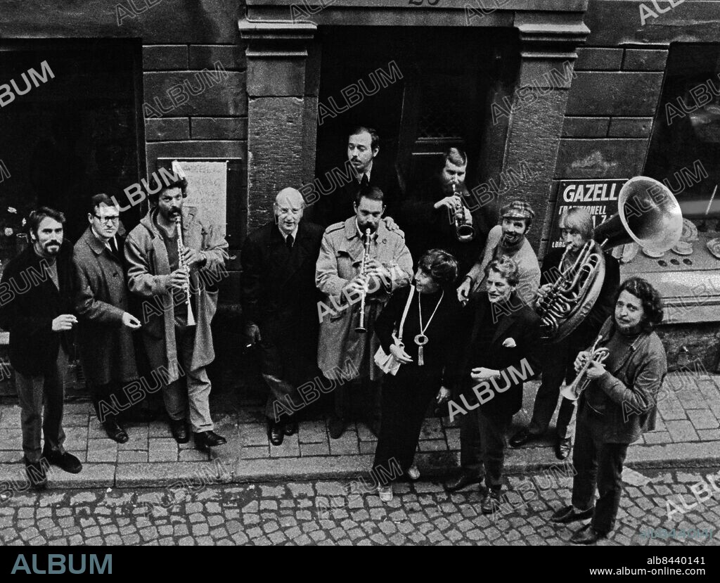 STOCKHOLM 19701001 . Gazell Club, i Gamla Stan, är norra Europas äldsta jazzklubb. Klubben fyller 20 år och firas av Gazell-legenderna från vänster: Lasse Mattsson, Rune Henriksson, Anders Langlet, Albrecht von Konow, John Horn, i porten Tommy Jacobsson och Jan Stolpe, i mitten Kjerstin Nystöm, Orkie Nyström, Whilly Johansson, Kenneth Arnström samt Olle Fransson. Foto: Jonny Graan / XP / TT / Kod: 16 . ** AFTONBLADET OUT **.