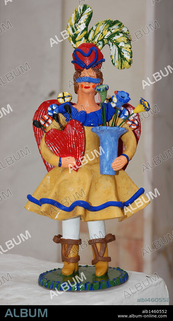 BONECOS. Figuras grotescas realizadas en barro que representan a sacerdotes, campesinos, etc. y que tienen un cierto aire místico. BONECO llamado "EL AMOR ES CIEGO", pintado de vivos colores y que representa al más típico de la localidad. Estremoz. Distrito de Portalegre. Portugal.