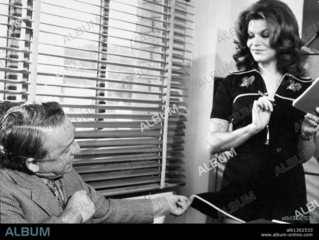 MIRTA MILLER y PACO MARTINEZ SORIA en EL PADRE DE LA CRIATURA, 1972, dirigida por PEDRO LAZAGA. Copyright ESTUDIOS CINEMATOGRAFICOS ROMA.