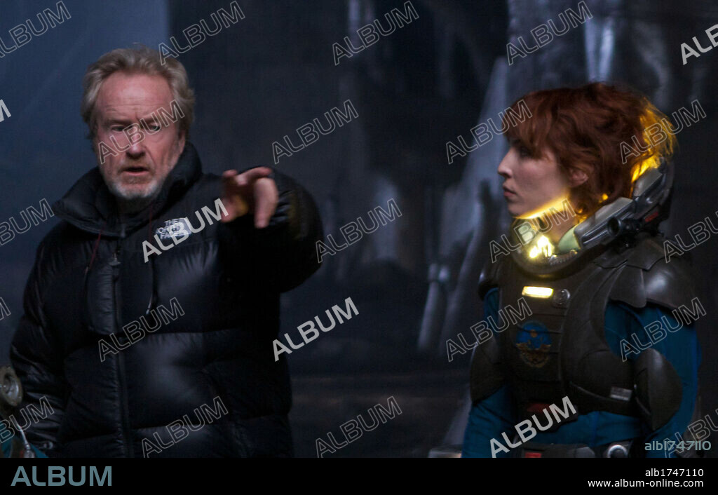 NOOMI RAPACE et RIDLEY SCOTT dans PROMETHEUS, 2012, réalisé par RIDLEY SCOTT. Copyright DUNE ENTERTAINMENT.