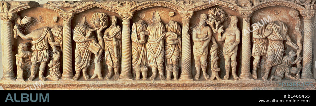 ARTE PALEOCRISTIANO. ESPAÑA. SARCOFAGO decorado con escenas del VIEJO Y NUEVO TESTAMENTO. De derecha a izquierda: 'SACRIFICIO DE ISAAC', 'JESUS HABLANDO CON ZAQUEO SUBIDO A LA HIGUERA', 'MULTIPLICACION DE LOS PANES Y LOS PECES', 'ADAN Y EVA' y 'LA FUENTE BROTANDO EN EL DESIERTO'. Museo Arqueológico de Córdoba. Andalucía.