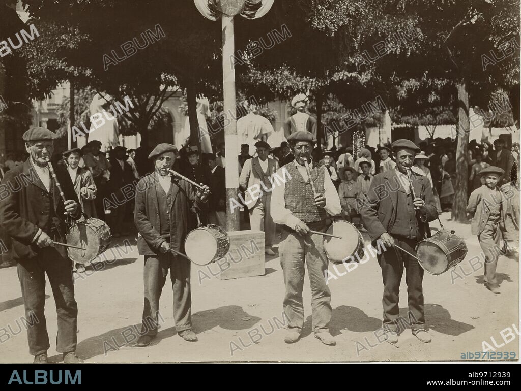 Pamplona. July 1905. During the San Fermín festivities, the "Chum-chumeros" and the giants.