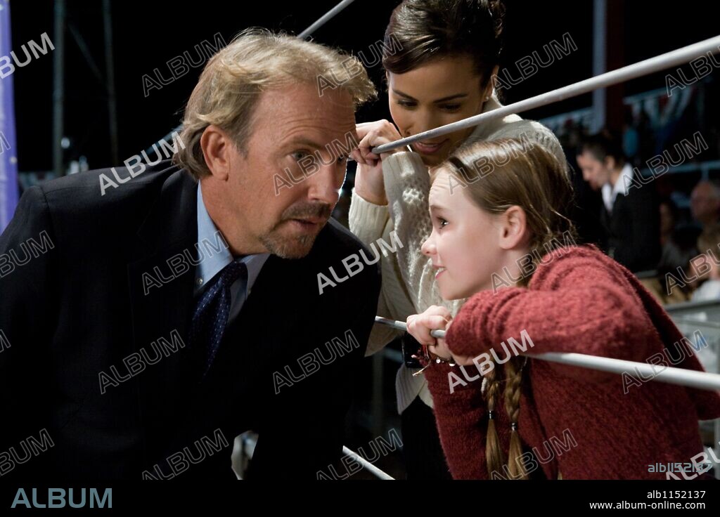 KEVIN COSTNER and MADELINE CARROLL in SWING VOTE, 2008, directed by JOSHUA MICHAEL STERN. Copyright TREEHOUSE FILMS/G&M FILMS/1821 PICTURES/RADAS PICTURES.