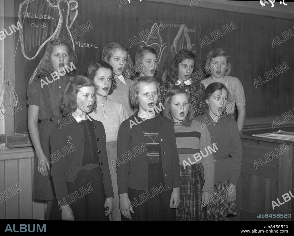 Göteborg 1943-03-02 - Eleverna i Göteborgs skolor skall lära sig att inte prata Göteborska - "pojkarna prata värre än flickorna" - Götabergsskolan - . Denna vers sjöng till melodin Rakman och Krokman:. Folk säger båda. folk säger båda. folk säger båda hela dan.. Vi säger bada. vi säger bada. vi säger bada hela dan!. Folk säger köngen. folk säger köngen. folk säger kängen hela dan.. Vi säger kungen. vi säger kungen. vi säger kungen här i stan!. *** Local Caption *** Låda Krep 2013-09. KAMERAREPORTAGE.